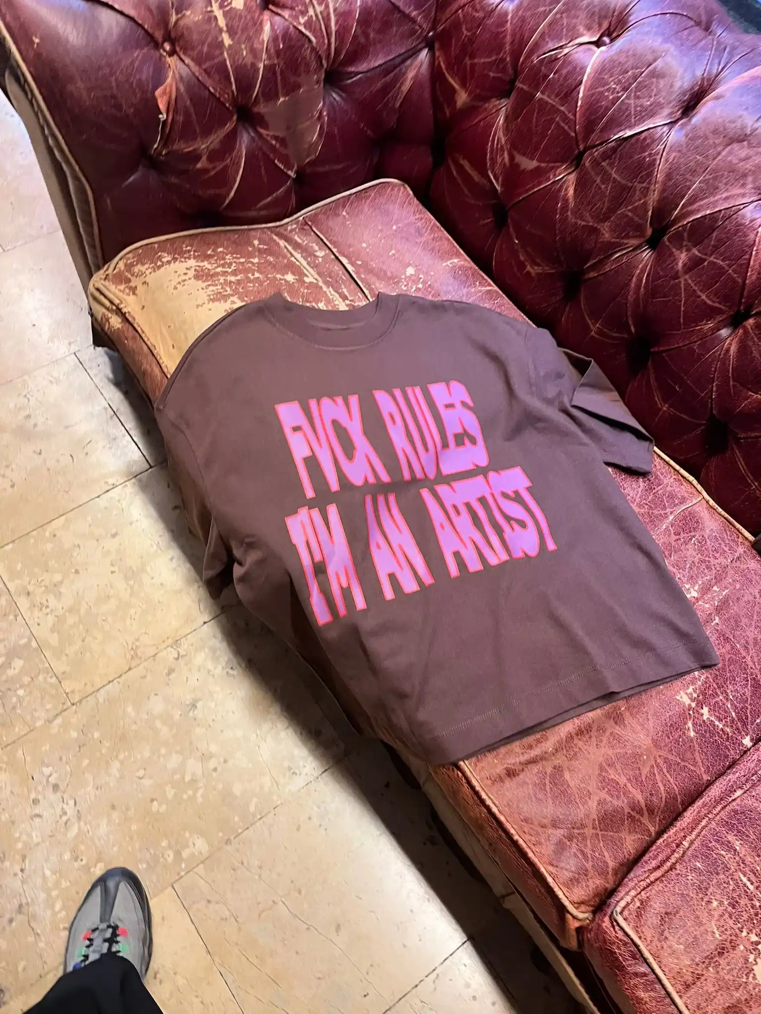 Camiseta — detalle con luces